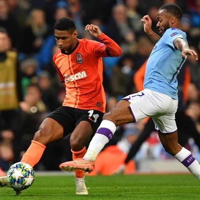 Manchester City's English midfielder Raheem Sterling (R) challenges Shakhtar Donetsk's Brazilian forward Tete (L) during the UEFA Champions League football Group C match between Manchester City and Shakhtar Donetsk at the Etihad Stadium in Manchester, north west England on November 26, 2019. (Photo by Paul ELLIS / AFP)