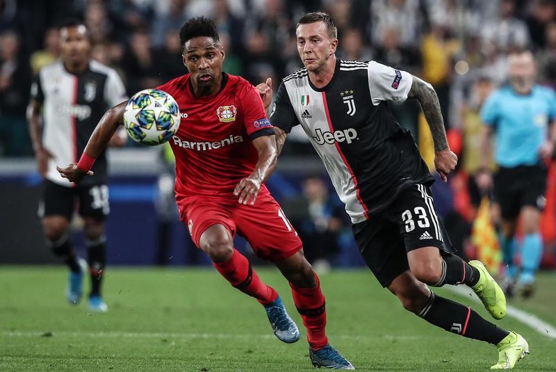  Leverkusens Brazilian defender Wendell (L) and Juventus Italian forward Federico Bernardeschi go for the ball during the UEFA Champions League Group D stage football match Juventus vs Bayer Leverkusen on October 1, 2019 at the Juventus stadium in Turin. (Photo by Isabella BONOTTO / AFP)Editoria: SPOLocal: TurinIndexador: ISABELLA BONOTTOSecao: soccerFonte: AFPFotógrafo: STR<!-- NICAID(14484403) -->