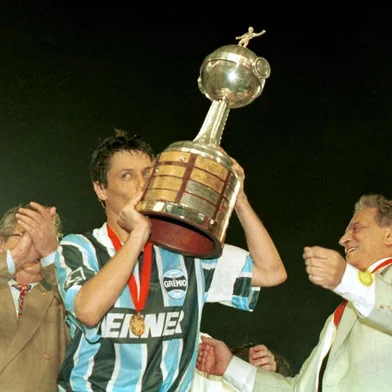  CRÉDITO: José Doval, Agência RBS, 30/08/1995-Jogador Adílson Batista comemorando o bicampeonato da Copa Libertadores da América de 1995. -Grêmio  1 x 1  Nacional, no Estádio Atanázio Girardot, em Medellín.-#ENVELOPE:155008 #FOTO DIGITALIZADA