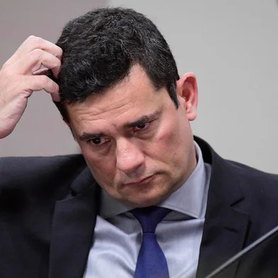 Comissão de Constituição, Justiça e Cidadania (CCJ) realiza audiência pública interativa para ouvir o ministro de Estado da Justiça e Segurança Pública, sobre informações e esclarecimentos a respeito das notícias veiculadas na imprensa relacionadas à Operação Lava Jato. \r\rÀ mesa, ministro de Estado da Justiça e Segurança Pública, Sergio Moro.\r\rFoto: Pedro França/Agência Senado<!-- NICAID(14129472) -->