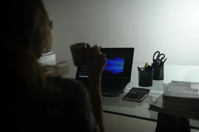  CAXIAS DO SUL, RS, BRASIL, 20/03/2020. Pandemia - Coronavirus - Com a paralisação das empresas e determinações para permanecer em casa, empresas e trabalhadores têm adotado o home office. (Antonio Valiente/Agência RBS)<!-- NICAID(14457542) -->