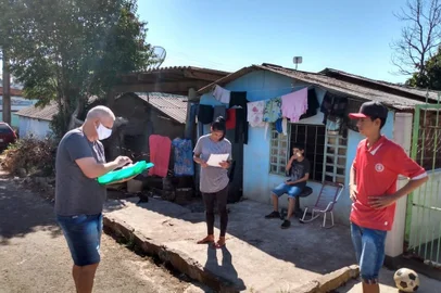  Professores e equipe diretiva da Escola Estadual de Ensino Médio Irany Jaime Farina, de Erechim, na 15ª Coordenadoria Regional de Educação (CRE), vão até as casas para entregar trabalhos aos alunos que não têm acesso à internet.<!-- NICAID(14485104) -->