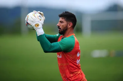  CAXIAS DO SUL, RS, BRASIL, 21/01/2019. Treino do Juventude no CT. O Ju se prepara para a estreia no Campeonato Gaúcho 2020 (Gauchão 2020). Na foto, goleiro Marcelo Carné. (Porthus Junior/Agência RBS)<!-- NICAID(14394178) -->