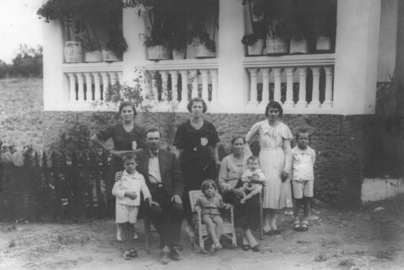 São Victor da 5ª Légua em 1935: O casal João Zandomeneghi e Victoria Pissaia Zandomeneghi (sentados) com os filhos Gema, Antonieta, Regina, Pedro (atrás), Mariano, Armando e Helena (à frente)<!-- NICAID(14486196) -->