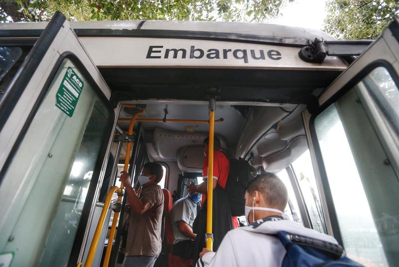  PORTO ALEGRE, RS, BRASIL, 28/04/2020- Ônibus deixam de permitir embarque de pessoas sem máscara. Foto: Lauro Alves / Agencia RBS<!-- NICAID(14487381) -->