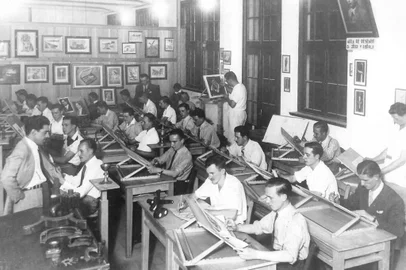 Eberle, anos 1940: aula na Escola de Desenho Artístico José Venzon Eberle, sob a orientação do fotógrafo e pintor Ary Cavalcanti (à esquerda)    <!-- NICAID(14486619) -->