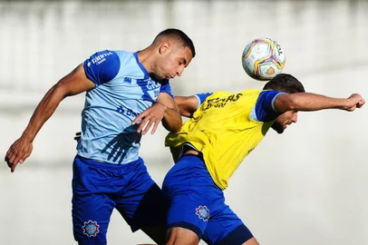 CAXIAS DO SUL, RS, BRASIL, 28/01/2020. Treino do Caxias no CT. O Caxias está disputando o campeonato Gaúcho 2020 (Gauchão 2020). Na foto, zagueiro Venicio e atacante Gilmar (D). (Porthus Junior/Agência RBS)Indexador: Porthus Junior                  <!-- NICAID(14401439) -->