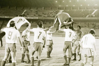 Você talvez não saiba, mas esta é a segunda vez em 35 anos que o Beira-Rio é requisitado para um jogo decisivo da Copa Libertadores da América. A primeira foi dia 28 de abril de 1970. Pouco mais de um ano depois do festival de inauguração, o estádio sediou a partida de desempate entre o Universidad, do Chile, e o Nacional, de Montevidéu, por uma vaga na semifinal da competição (na época, em caso de vitória para cada time, o desempate era sempre em local neutro). Poucos torcedores viram o jogo, o que certamente não ocorrerá esta noite. Sabem quem era o goleiro do time uruguaio, que na foto faz a saudação à torcida? Ele mesmo, Manga, o Manguita Fenômeno, que a partir de 1974, no embalo de grandes defesas, se tornaria um dos maiores ídolos do Inter.#PÁGINA:53 Fotógrafo: BD ZH<!-- NICAID(1686763) -->