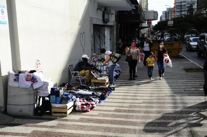  CAXIAS DO SUL, RS, BRASIL, 28/04/2020. Coronavírus - Pandemia reduz número de vendedores ambulantes no centro de Caxias do Sul. Estimativa da equipe de fiscalização é que presença nas ruas tenha caído um terço. (Porthus Junior/Agência RBS)<!-- NICAID(14487824) -->