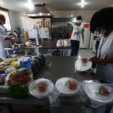  PORTO ALEGRE, RS, BRASIL, 28-04-2020: Grupo de jovens que integra a ação #TodosPelaVida, do governo do Estado, cozinha comida para moradores de rua, com auxílio de professores de cozinha. Entregas foram em república de moradores de rua na Vila Cruzeiro (FOTO FÉLIX ZUCCO/AGÊNCIA RBS, Editoria de Notícias).<!-- NICAID(14487537) -->