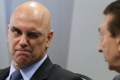 DF - MORAES/STF/SENADO/SABATINA/ONTEM - POLÍTICA - O ministro licenciado da Justiça, Alexandre de Moraes (e), pisca o olho   para o presidente da CCJ do Senado, Edison Lobão (PMDB-MA), no plenário da   Comissão de Constituição e Justiça (CCJ), em Brasília, durante sabatina no   Senado, na terça-feira, 21. Indicado ao Supremo Tribunal Federal (STF)   pelo presidente Michel Temer, Alexandre de Moraes teve seu nome aprovado   pela CCJ do Senado, na noite desta terça-feira, 21, após uma sabatina que   durou quase 12 horas. Ele recebeu 19 votos a favor e sete contra, em   votação secreta. A líder do PT, Gleisi Hoffmann (PR), se declarou impedida   de votar.   21/02/2017 - Foto: DIDA SAMPAIO/ESTADÃO CONTEÚDO<!-- NICAID(12749565) -->