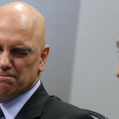 DF - MORAES/STF/SENADO/SABATINA/ONTEM - POLÍTICA - O ministro licenciado da Justiça, Alexandre de Moraes (e), pisca o olho   para o presidente da CCJ do Senado, Edison Lobão (PMDB-MA), no plenário da   Comissão de Constituição e Justiça (CCJ), em Brasília, durante sabatina no   Senado, na terça-feira, 21. Indicado ao Supremo Tribunal Federal (STF)   pelo presidente Michel Temer, Alexandre de Moraes teve seu nome aprovado   pela CCJ do Senado, na noite desta terça-feira, 21, após uma sabatina que   durou quase 12 horas. Ele recebeu 19 votos a favor e sete contra, em   votação secreta. A líder do PT, Gleisi Hoffmann (PR), se declarou impedida   de votar.   21/02/2017 - Foto: DIDA SAMPAIO/ESTADÃO CONTEÚDO<!-- NICAID(12749565) -->