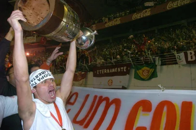 *** F.Gomes - Inter final 3 ***Internacional empata em 2 a 2 com o São Paulo no estádio Beira-Rio e conquista a Copa Libertadores da América 2006 pela primeira vez.Alex comemora com a taça.