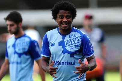  CAXIAS DO SUL, RS, BRASIL, 28/01/2020. Treino do Caxias no CT. O Caxias está disputando o campeonato Gaúcho 2020 (Gauchão 2020). Na foto, atacantes João Paulo (E) e Vinícius Baiano. (Porthus Junior/Agência RBS)<!-- NICAID(14401417) -->