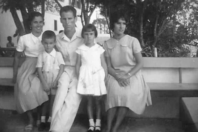 Adelino Demori e  Odazilda Cardoso Demori com os filhos Jussara Demori Vidor e Juarez Cardoso Demori. Eles moravam junto ao casarão do lado do Monumento Nacional ao Imigrante, onde funcionava o Posto Shell, administrado por seu Adelino Demori. FOTO COLORIDATítulo: Adelino DemoriPalavras: Jussara Demori Vidor, Juarez Cardoso Demori, Adelino Demori, Odazilda Cardoso Demori, bairro Lourdes, Posto Shell, Monumento ao Imigrante, Praça Vestibular Abramo Eberle, Br-116Descrição: Adelino Demori e  Odazilda Cardoso Demori em 1993. Eles moravam junto ao casarão do lado do Monumento Nacional ao Imigrante, onde funcionava o Posto Shell, administrado por seu Adelino Demori. Créditos: acervo de família, divulgação<!-- NICAID(14488392) -->