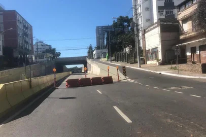 Obra que deveria ser entregue para a Copa do Mundo de 2014, a trincheira da Avenida Cristóvão Colombo voltou a ser bloqueada na manhã desta quinta -feira (30), no bairro Higienópolis, em Porto Alegre. O trânsito estava liberado há um ano, mas terá que passar por serviços de acabamento nos próximos três meses.<!-- NICAID(14489424) -->
