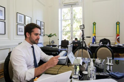 O governador Eduardo Leite fez, na tarde desta quinta-feira (30/4), transmissão ao vivo para atualizar as medidas de enfrentamento ao coronavírus no Estado. Fotos: Felipe Dalla Valle/Palácio Piratini<!-- NICAID(14489614) -->