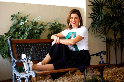  PORTO ALEGRE, RS, BRASIL - 24/04/2020A capa da Revista Donna do dia 2 será sobre mulheres que moram sozinhas. Com o gancho do isolamento em razão do coronavírus, vamos abordar as diferenças entre solidão e solitude, as dificuldades, os benefícios, a independência, o preconceito e as expectativas sociais sobre essa mulher que não tem filhos, é solteira e mora sozinha. Todas as cases têm mais de 40 anos. Na foto, a analista de sistemas Nubia<!-- NICAID(14486814) -->