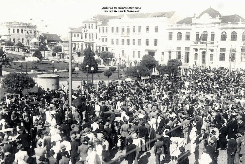 População junto à Praça Dante Alighieri duranta a Festa da Uva de 1937. Ao fundo, a Rua Dr. Montaury<!-- NICAID(14486635) -->