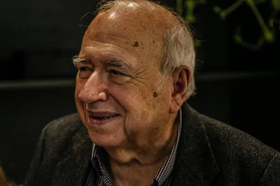 -CRÉDITO FOTÓGRAFO: Marco Favero, Agência RBS, 01/08/2019-PORTO ALEGRE, RS, BRASIL - 01/08/2019Luis Fernando Verissimo visita o espaço em sua homenagem na Casa Cor RS. Escritor foi inspiração para ambiente A Sala do Luis, projetado pela arquiteta Izabela Pagani.Indexador: Jeff Botega<!-- NICAID(14189388) -->