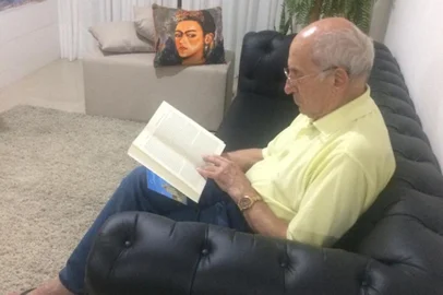 Padre Nivaldo Piazza, 88 anos, está afastado das ruas em Caxias do Sul para se prevenir do coronavírus.<!-- NICAID(14457245) -->
