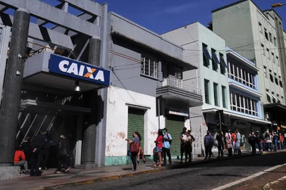  CAXIAS DO SUL, RS, BRASIL, 28/04/2020 - Agências da Caixa registram filas. Muitas pessoas foram receber o auxílio emergencial de 600 reais. (Marcelo Casagrande/Agência RBS)<!-- NICAID(14487649) -->