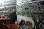  Celso Schames tem em seu apartamento uma coleção de 2.300 xicrinhas de café.<!-- NICAID(14490474) -->