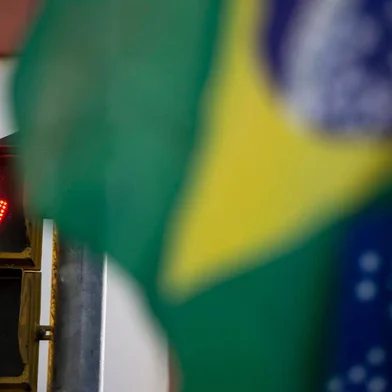  PORTO ALEGRE, RS, BRASIL - 30.04.2020 - Presidente Jair Bolsonaro veio à Porto Alegre para a posse do novo chefe do Comando Militar do Sul (CMS). General gaúcho Valério Stumpf Trindade tomou posse como novo chefe do Comando Militar do Sul (CMS). O evento ocorreu no final da manhã desta quinta-feira (30), no Salão de Honra do CMS, localizado na Rua dos Andradas, no Centro Histórico de Porto Alegre. (Foto: Jefferson Botega/Agencia RBS)Indexador: Jeff Botega<!-- NICAID(14489683) -->