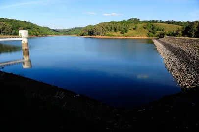  CAXIAS DO SUL, RS, BRASIL, 23/04/2020. Nível da barragem Maestra está quase 4 metros abaixo do normal. Represa apresenta sinais da estiagem que atinge a região. (Porthus Junior/Agência RBS)<!-- NICAID(14484716) -->