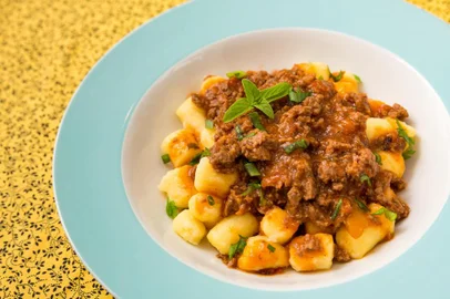  PORTO ALEGRE, RS, BRASIL, 06/10/2016 : RECEITAS COM BATATA - batata recheada com queijo e bacon - bolinho assado de batata com calabresa - batata suíça - salada de batata com maionese e atum - nhoque de batata com molho bolonhesa. (Omar Freitas/Agência RBS)Indexador: Omar Freitas<!-- NICAID(12486957) -->