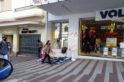 O uso de máscara será obrigatório a partir de segunda-feira (4) em Caxias do Sul.  Quem estiver sem a cobertura em parte do poderá ser multado em até R$ 172,45. A medida pretende combater o contágio por coronavírus. Na tarde deste sábado (2), a reportagem circulou pela área central da cidade para observar se a população está pronta para cumprir a determinação da prefeitura. A reportagem percorreu a Avenida Júlio de Castilhos de Lourdes até o Cinquentenário.<!-- NICAID(14491063) -->