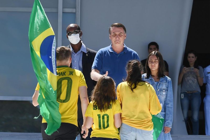  Brazilian President Jair Bolsonaro and his daughter Laura (R) greet supporters outside Planalto Palace in Brasilia, on May 3, 2020 during the COVID-19 novel coronavirus pandemic. - The novel coronavirus has killed at least 243,637 people since the outbreak first emerged in China last December, according to a tally from official sources compiled by AFP at 1100 GMT on Sunday. (Photo by EVARISTO SA / AFP)Editoria: HTHLocal: BrasíliaIndexador: EVARISTO SASecao: diseaseFonte: AFPFotógrafo: STF<!-- NICAID(14491120) -->