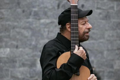 O novo álbum de João Bosco, Mano Que Zuera, está sendo lançado nas plataformas físicas e digitais (via MP,B Discos/Som Livre), oito anos depois de Não vou pro céu, mas já não vivo no chão, último CD de inéditas do compositor e violonista mineiro. Em 2012 Bosco havia lançado o projeto João Bosco ¿ 40 Anos Depois, reunindo sucessos de seu repertório e convidados como Chico Buarque, Milton Nascimento e João Donato.<!-- NICAID(13485353) -->
