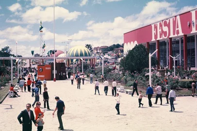 Parque da Festa da Uva de 1972, localizado no terreno que posteriormente abrigou o Super Cesa e o Zaffari, na Rua Alfredo Chaves. A partir de 1975, local abrigaria a prefeitura municipal, sede do centro administrativo municipal.<!-- NICAID(11470544) -->