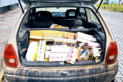 Brigada Militar recupera carga de cigarros avaliada em R$ 25 mil, em Caxias do Sul. Suspeita é que os 2,8 mil maços de cigarros tenham sido roubados em Antônio Prado. Suspeitos estavam com uma caminhonete Ecosport roubada em Campo Bom.<!-- NICAID(14492374) -->