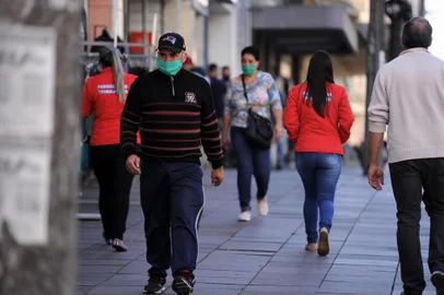  CAXIAS DO SUL, RS, BRASIL, 04/05/2020 - No primeiro dia de obrigatoriedade do uso de máscara, maioria das pessoas que circulavam no centro usavam o acessório de proteção. (Marcelo Casagrande/Agência RBS)<!-- NICAID(14491709) -->