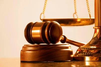 Martelo e balança, símbolos da Justiça.<!-- NICAID(10532098) -->