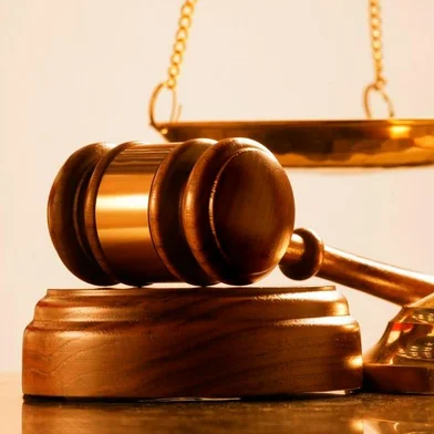 Martelo e balança, símbolos da Justiça.<!-- NICAID(10532098) -->