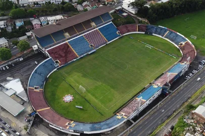 CAXIAS DO SUL, RS, BRASIL, 18/02/2020. Vista aérea do estádio Francisco Stédile, mais conhecido como Estádio Centenário. Ele serár palco do único jogo da final da Taça Cel. Ewaldo Poeta, primeiro turno do Campeonato Brasileiro. O confronto será SER Caxias x Grêmio, no próximo sábado (22/02).  (Porthus Junior/Agência RBS)<!-- NICAID(14423599) -->