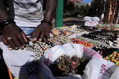  CAXIAS DO SUL, RS, BRASIL, 04/05/2020 -  Com o avanço do coronavírus no mundo todo, certos grupos da população se encontram em posições mais vulneráveis. É o caso de imigrantes e refugiados que deixaram seus países e vieram para Caxias do Sul em busca de oportunidades de uma vida mais digna. São pessoas que abandonaram seus lares, deixaram famílias para trás para fugirem da miséria, da fome, de guerras, perseguições políticas ou religiosas e de desastres ambientais. NA FOTO: o senegalês Buba Sow, 45 anos, conta que a situação está difícil com a pandemia.  (Marcelo Casagrande/Agência RBS)<!-- NICAID(14491857) -->