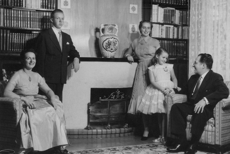 Anos 1950: o jovem Cláudio Eberle com os pais, Julio João Eberle e Alda Muratore Eberle, e a irmã Maria Elisa Eberle, rainha da Festa da Uva de 1954<!-- NICAID(14493898) -->