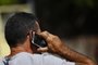  PORTO ALEGRE, RS, 12-02-2020: Pedestre fala ao celular. Roubo a pedestres em Porto Alegre.  (Foto: Mateus Bruxel / Agência RBS)<!-- NICAID(14417031) -->