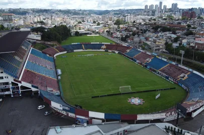 CAXIAS DO SUL, RS, BRASIL, 18/02/2020. Vista aérea do estádio Francisco Stédile, mais conhecido como Estádio Centenário. Ele serár palco do único jogo da final da Taça Cel. Ewaldo Poeta, primeiro turno do Campeonato Brasileiro. O confronto será SER Caxias x Grêmio, no próximo sábado (22/02).  (Porthus Junior/Agência RBS)<!-- NICAID(14424258) -->