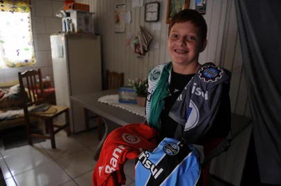  ANTONIO PRADO, RS, BRASIL, 06/05/2020 - O menino Leonardo Cambruzzi Maziero, 11 anos, que ganhou destaque após doar R$ 21,45 ao Hospital São José, de Antônio Prado, recebeu presentes de Grêmio, Inter, Juventude e Caxias. Leo sonha em ser goleiro. (Marcelo Casagrande/Agência RBS)<!-- NICAID(14493980) -->