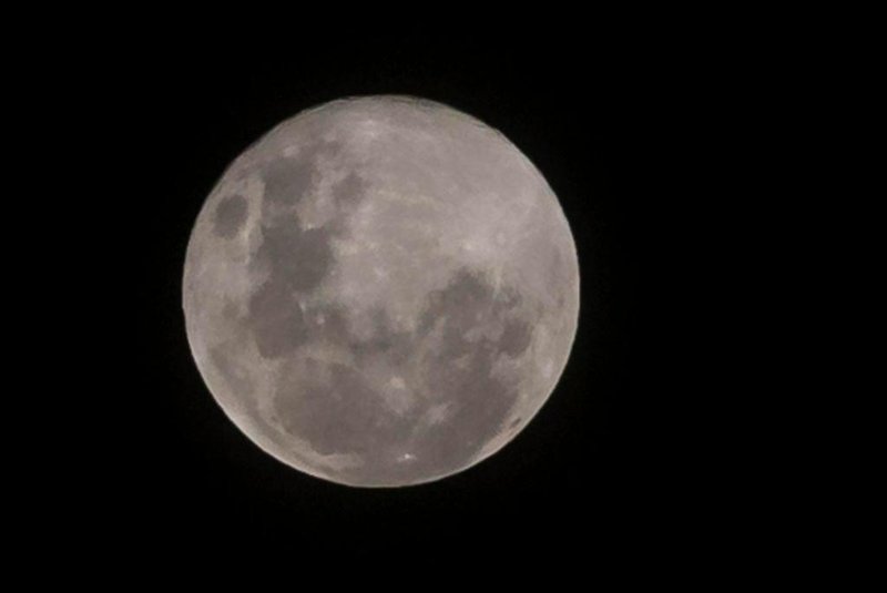  PORTO ALEGRE, RS, BRASIL - 07.05.2020 - Noite de Super Lua na Capital. (Foto: Jefferson Botega/Agencia RBS)Indexador: Jeff Botega<!-- NICAID(14495410) -->