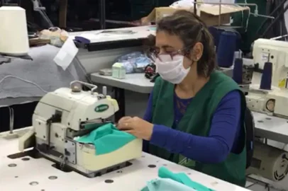 Costureira da Lebes fazendo máscara<!-- NICAID(14495518) -->