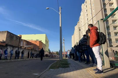 A seleção em Porto Alegre para 60 vagas de trabalho na maior construtora do Brasil levou mais de uma centena de pessoas à Rua Diretriz Viária, no bairro Jardim Leopoldina, na zona norte da Capital, na manhã desta sexta-feira (8). No local, os candidatos tiveram de higienizar as mãos e foram orientados a manter distância na fila, espaçamento que era controlado por um segurança terceirizado. A medida, porém, foi desrespeitada por alguns, motivada por reencontros de profissionais dispensados após o início da pandemia de coronavírus com quem chegava para trabalhar ou estava atrás de nova oportunidade.<!-- NICAID(14495637) -->