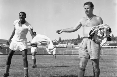  Oswaldo Rolla, o Foguinho, técnico do Grêmio, em 1960.Estádio Olímpico.-#ENVELOPE: 00831 (acervo Última Hora).-OBS CDI: não consta o nome do fotógrafo no envelope de negativos do acervo de Zero Hora.<!-- NICAID(13908860) -->