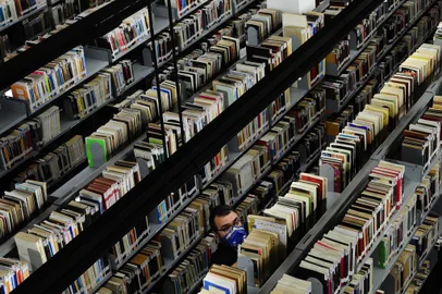 CAXIAS DO SUL, RS, BRASIL, 05/05/2020. Reportagem para o Almanaque sobre os 50 anos da Biblioteca Central da UCS. Na foto, vista geral da seção de livros para empréstimos. (Porthus Junior/Agência RBS)<!-- NICAID(14493123) -->