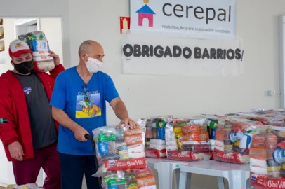 Boa açãoEx-Grêmio, Barrios doa cestas básicas, kits de limpeza e máscaras para famílias de Porto Alegre: Me sinto convocado a ajudarCampeão da Libertadores pelo clube em 2017, o argentino destinou as doações à entidade que assiste a crianças e adolescentes com lesão cerebral